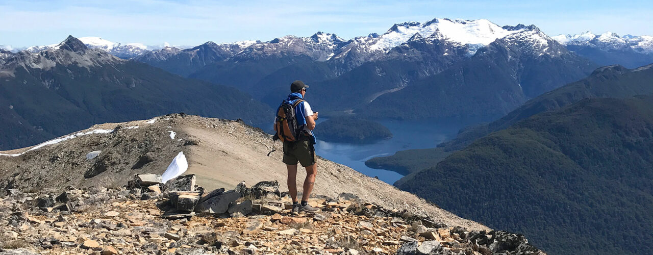 Trekking en Patagonia, los 5 imperdibles en el Corredor de Los Andes - Vista del Lago Menéndez y glaciar Torrecillas - Trekking a la Cumbre del cerro Alto el Petiso PN Los Alerces