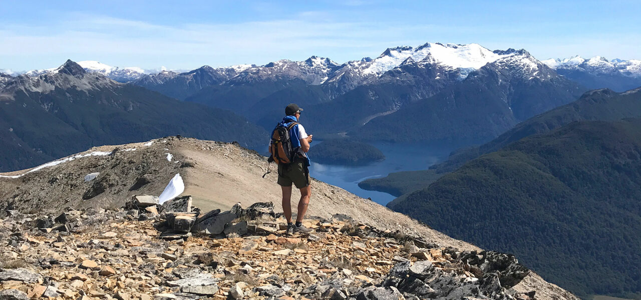 Trekking en Patagonia, los 5 imperdibles en el Corredor de Los Andes - Vista del Lago Menéndez y glaciar Torrecillas - Trekking a la Cumbre del cerro Alto el Petiso PN Los Alerces