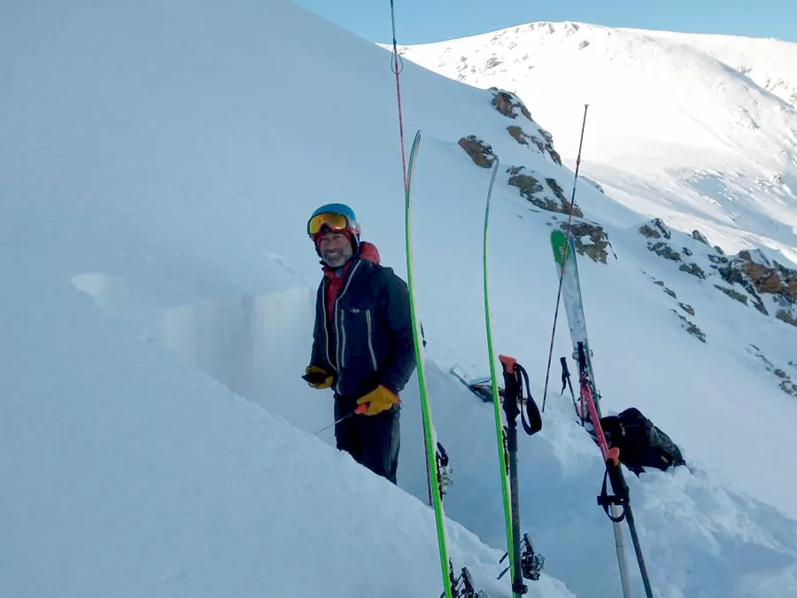 Caminar por la nieve esquí de travesía raquetas de nieve