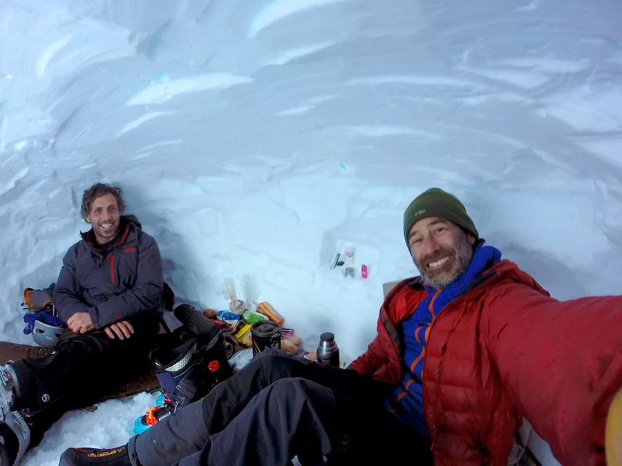 Caminar por la nieve esquí de travesía raquetas de nieve