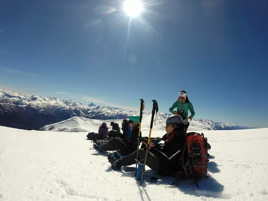 Caminar por la nieve esquí de travesía raquetas de nieve