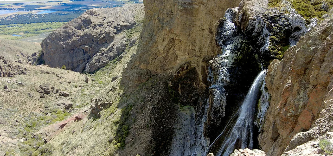 Comarca Una Cascada Invertida Cañadón de Los Maitenes