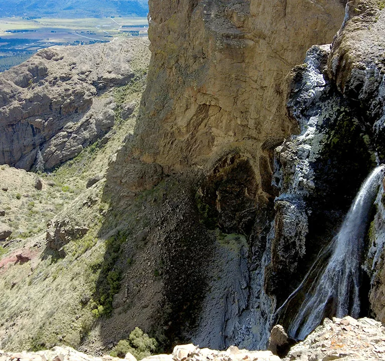 Comarca Una Cascada Invertida Cañadón de Los Maitenes