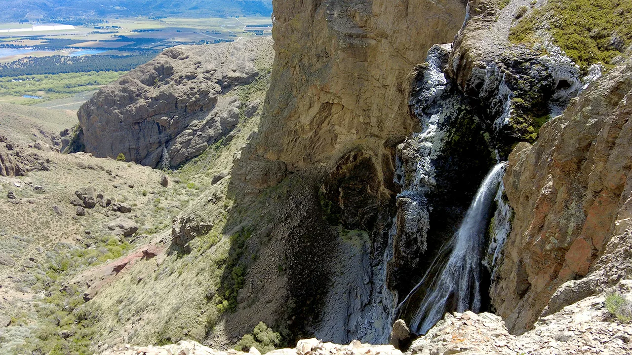 Comarca Una Cascada Invertida Cañadón de Los Maitenes